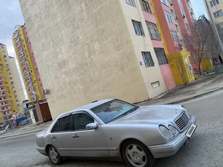 Mercedes-Benz E 230 1997 года за 2 700 000 тг. в Атырау – фото 4