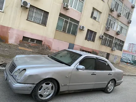 Mercedes-Benz E 230 1997 года за 2 700 000 тг. в Атырау – фото 8