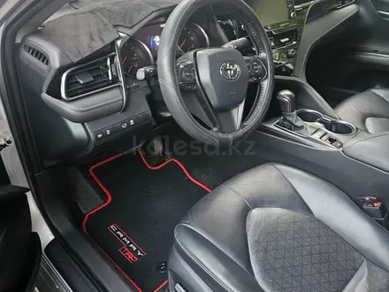 Toyota Camry 2021 года за 15 500 000 тг. в Алматы – фото 4