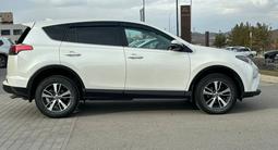 Toyota RAV4 2016 года за 11 890 000 тг. в Усть-Каменогорск – фото 2