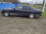 Mercedes-Benz E 200 1989 года за 450 000 тг. в Федоровка (Федоровский р-н) – фото 2