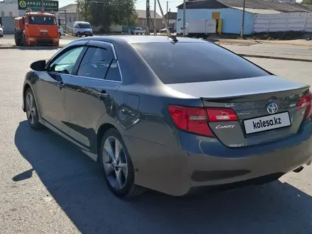 Toyota Camry 2014 года за 8 700 000 тг. в Актобе – фото 2