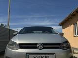 Volkswagen Polo 2013 года за 4 100 000 тг. в Атырау – фото 2