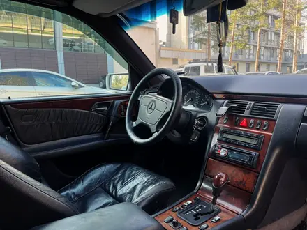 Mercedes-Benz E 320 1998 года за 4 400 000 тг. в Караганда – фото 20