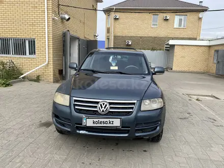 Volkswagen Touareg 2005 года за 4 800 000 тг. в Актобе – фото 2