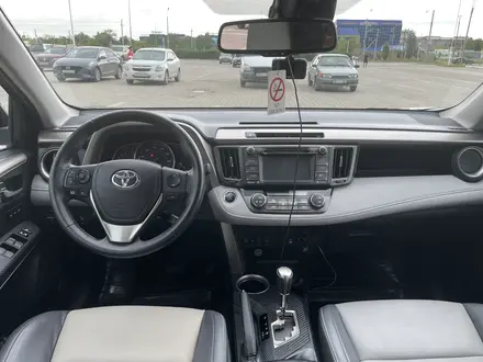 Toyota RAV4 2015 года за 11 900 000 тг. в Актобе – фото 22