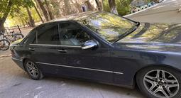 Mercedes-Benz S 320 1999 года за 4 400 000 тг. в Караганда – фото 2