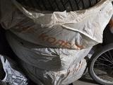 Шипованные шины с дисками за 400 000 тг. в Алтай – фото 2