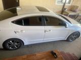 Hyundai Elantra 2018 года за 6 000 000 тг. в Шымкент – фото 2