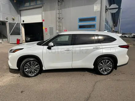 Toyota Highlander Luxe 2023 года за 38 280 000 тг. в Атырау – фото 3