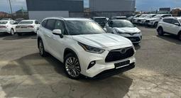 Toyota Highlander Luxe 2023 года за 38 280 000 тг. в Атырау – фото 4