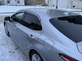 Toyota Camry 2019 года за 9 000 000 тг. в Атырау – фото 3