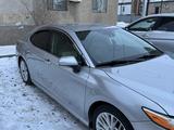 Toyota Camry 2019 года за 9 000 000 тг. в Атырау – фото 2