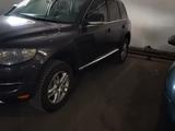 Volkswagen Touareg 2008 года за 9 500 000 тг. в Астана – фото 2