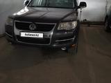 Volkswagen Touareg 2008 года за 9 500 000 тг. в Астана