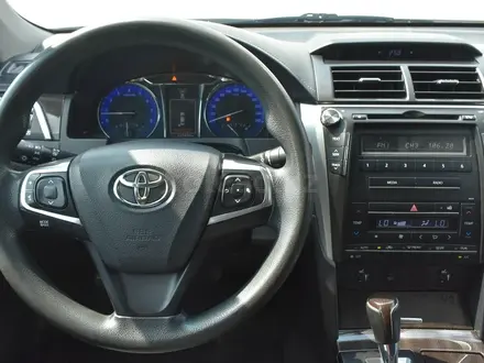 Toyota Camry 2015 года за 9 300 000 тг. в Атырау – фото 12