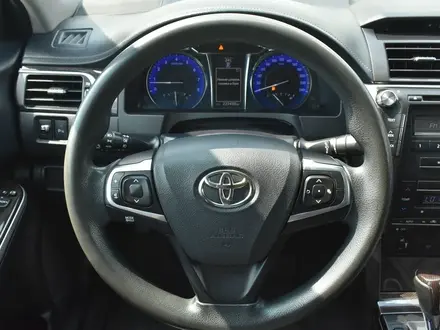Toyota Camry 2015 года за 9 300 000 тг. в Атырау – фото 13