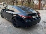 Toyota Camry 2023 годаүшін13 400 000 тг. в Актобе – фото 2