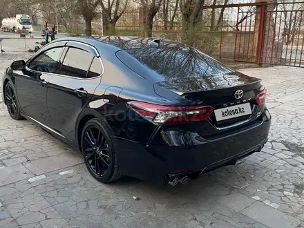 Toyota Camry 2023 года за 13 400 000 тг. в Актобе – фото 2
