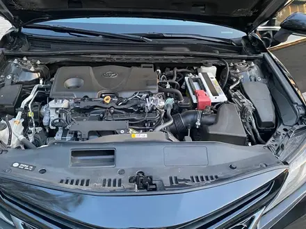 Toyota Camry 2023 года за 13 400 000 тг. в Актобе – фото 11