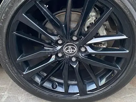 Toyota Camry 2023 года за 13 400 000 тг. в Актобе – фото 15