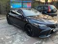 Toyota Camry 2023 года за 13 400 000 тг. в Актобе