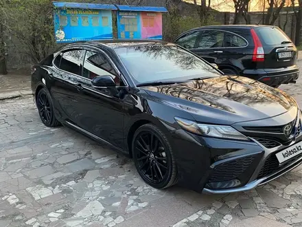 Toyota Camry 2023 года за 13 400 000 тг. в Актобе