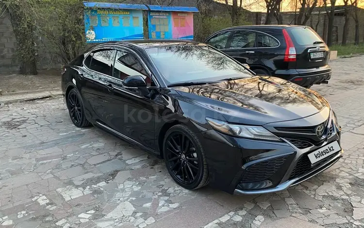 Toyota Camry 2023 года за 13 400 000 тг. в Актобе