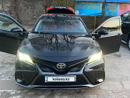 Toyota Camry 2023 года за 13 400 000 тг. в Актобе – фото 3