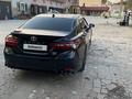 Toyota Camry 2023 года за 13 400 000 тг. в Актобе – фото 4