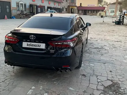 Toyota Camry 2023 года за 13 400 000 тг. в Актобе – фото 4
