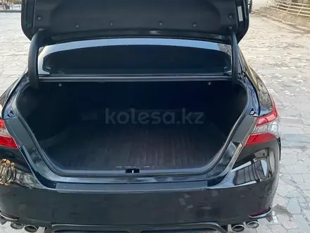 Toyota Camry 2023 года за 13 400 000 тг. в Актобе – фото 5