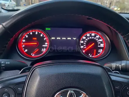 Toyota Camry 2023 года за 13 400 000 тг. в Актобе – фото 6
