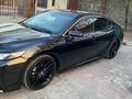 Toyota Camry 2023 года за 13 400 000 тг. в Актобе – фото 9