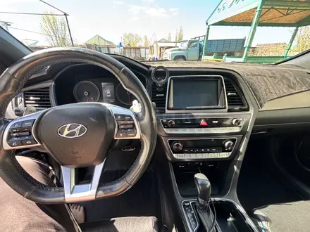 Hyundai Sonata 2018 года за 8 800 000 тг. в Актобе – фото 4