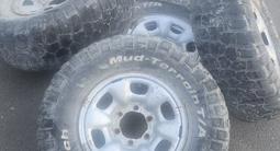 Диски оригинал грязовая резина в бонусом за 100 000 тг. в Астана