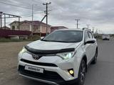 Toyota RAV4 2015 года за 11 000 000 тг. в Атырау