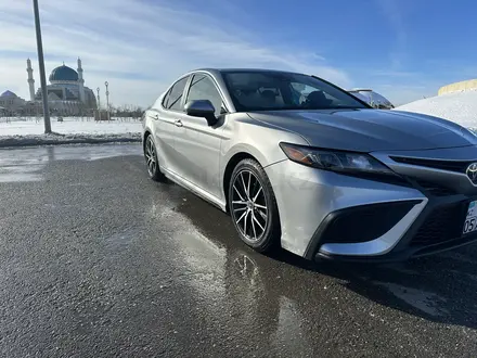 Toyota Camry 2021 года за 14 500 000 тг. в Алматы – фото 2