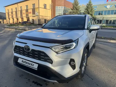 Toyota RAV4 2021 года за 19 100 000 тг. в Уральск – фото 2
