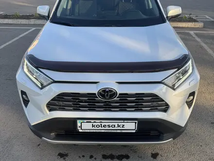 Toyota RAV4 2021 года за 19 100 000 тг. в Уральск