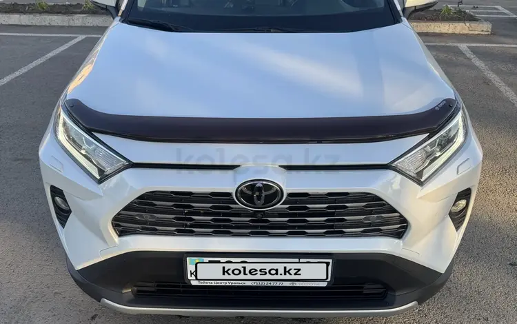 Toyota RAV4 2021 года за 19 100 000 тг. в Уральск