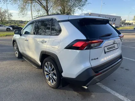 Toyota RAV4 2021 года за 19 100 000 тг. в Уральск – фото 4