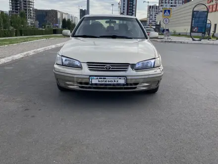 Toyota Camry 1999 года за 2 900 000 тг. в Астана – фото 2