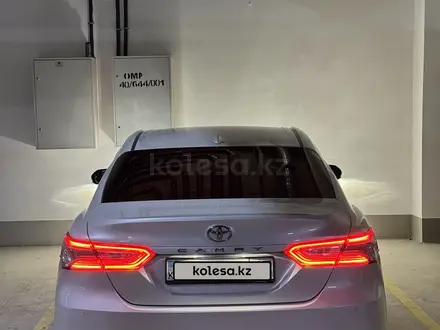 Toyota Camry 2018 года за 14 100 000 тг. в Астана – фото 2
