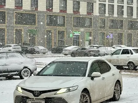 Toyota Camry 2018 года за 14 100 000 тг. в Астана