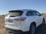 Toyota Highlander 2015 года за 10 500 000 тг. в Актобе – фото 3