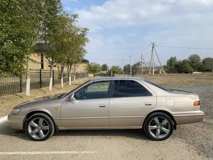 Toyota Camry 1999 года за 2 950 000 тг. в Шымкент – фото 4