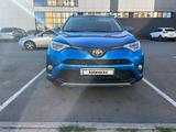 Toyota RAV4 2018 года за 10 500 000 тг. в Петропавловск