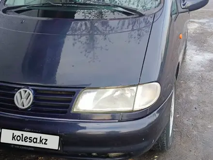 Volkswagen Sharan 1996 года за 2 300 000 тг. в Алматы