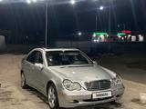 Mercedes-Benz C 240 2002 года за 2 750 000 тг. в Жанаозен – фото 2